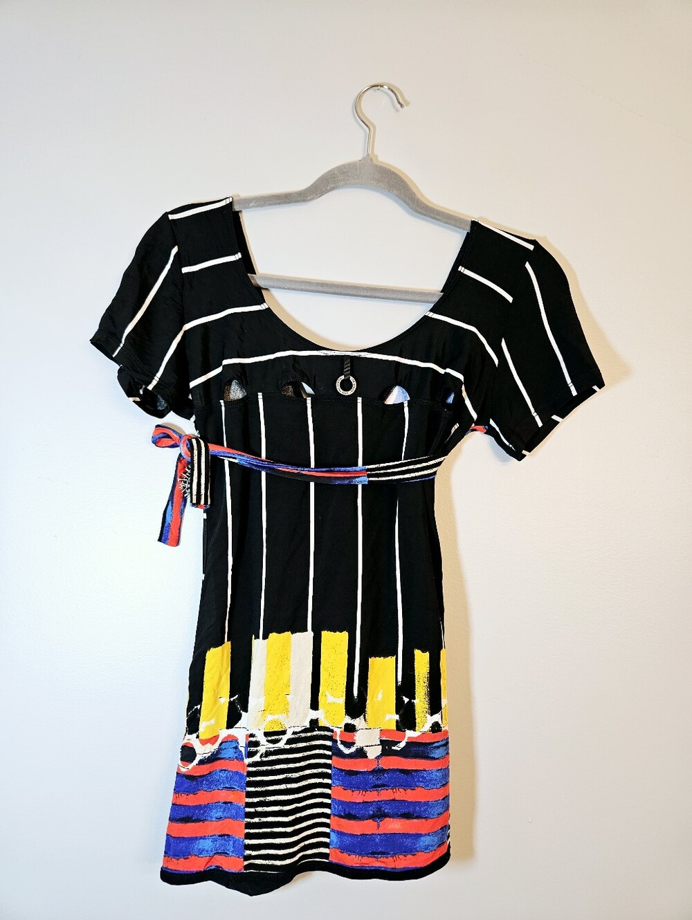 Vintage 2000's Save The Queen Top Size XL V Neck Short Sleeve Belted Y2K - Picture 3 of 7